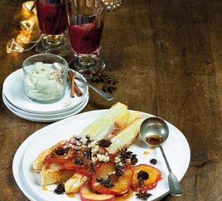 Otevřený jablečný závin s punčem