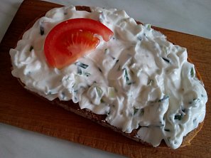 Tvarohová pomazánka s lahůdkovou cibulkou