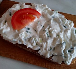 Tvarohová pomazánka s lahůdkovou cibulkou