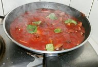 Zapečené těstoviny s rajčaty, klobáskou a balkánem