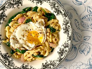 Špecle s ředkvičkami, špenátem a volským okem