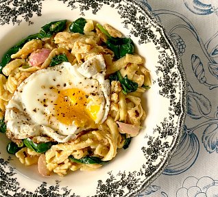 Špecle s ředkvičkami, špenátem a volským okem