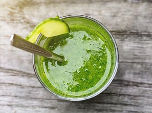 Tropické ledové smoothie z pampeliškových listů