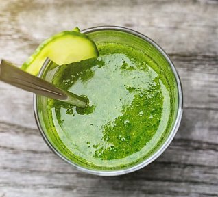 Tropické ledové smoothie z pampeliškových listů