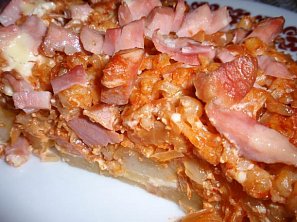 Zapečené brambory s kroupovým zelím a uzeným masem