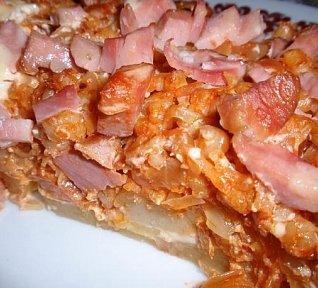 Zapečené brambory s kroupovým zelím a uzeným masem