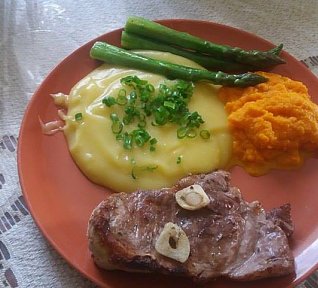 Grilovaná krkovička se zeleným chřestem a dvojím pyré