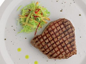 Grilovaný tuňák se salátem a broskví