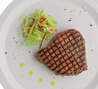 Grilovaný tuňák se salátem a broskví