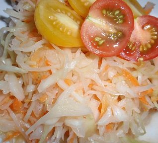 Sladkokyselý zelný salát s mrkví