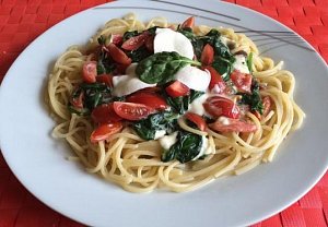 Špagety s baby špenátem, rajčátky a mozzarellou