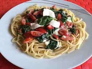 Špagety s baby špenátem, rajčátky a mozzarellou Špagety s baby špenátem, rajčátky a mozzarellou