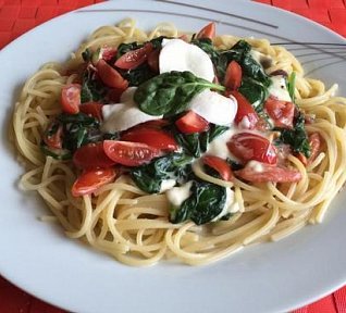 Špagety s baby špenátem, rajčátky a mozzarellou