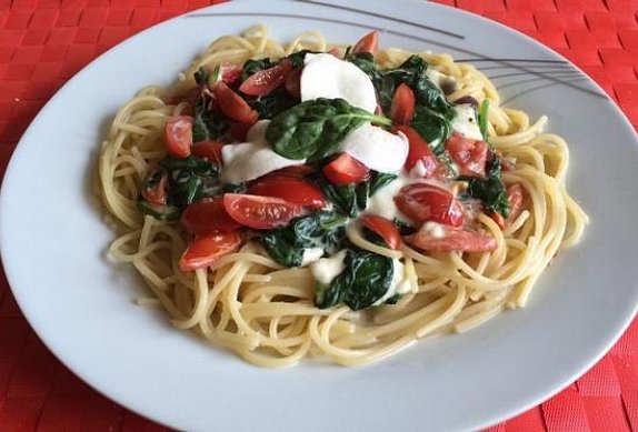 Špagety s baby špenátem, rajčátky a mozzarellou photo-0