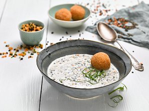 Krémová polévka z barevné čočky, kroketa z čočky a bramborového pyré Krémová polévka z barevné čočky, kroketa z čočky a bramborového pyré