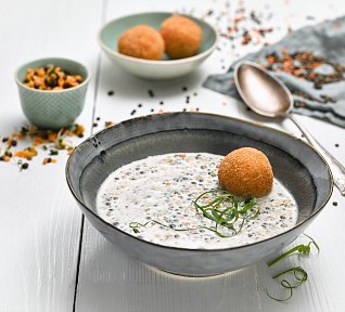 Krémová polévka z barevné čočky, kroketa z čočky a bramborového pyré