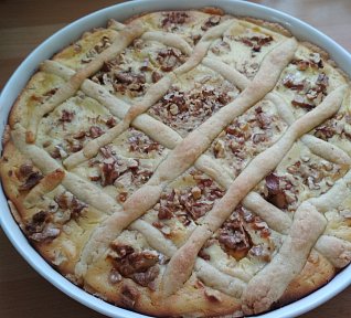 Tvarohový koláč s ořechy