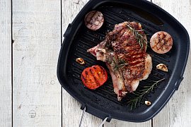 Aby se grilované maso nelepilo