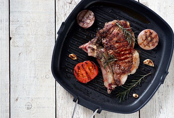 Aby se grilované maso nelepilo