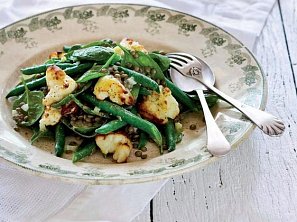 Salát se sýrem, fazolkami, čočkou a špenátem