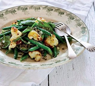 Salát se sýrem, fazolkami, čočkou a špenátem