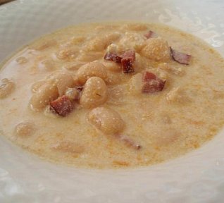 Fazolová polévka se zakysanou smetanou