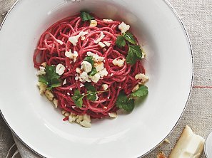 Špagety s pestem z červené řepy a kešu