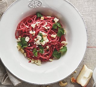 Špagety s pestem z červené řepy a kešu