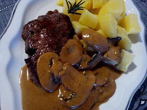 Steak s houbovým přelivem