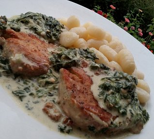 Vepřové plátky na česneku se špenátovo-sýrovou omáčkou