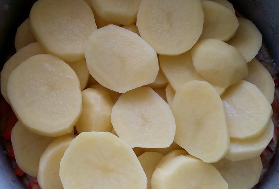Kotlety pečené na bramborách se zeleninou