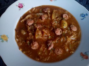 Kapustová polévka s nočky z vinné klobásy
