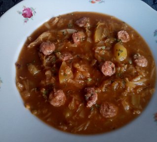 Kapustová polévka s nočky z vinné klobásy