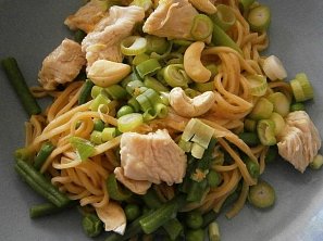 Citronové kuře s nudlemi s jarní zeleninou