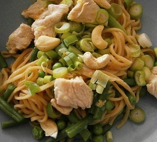 Citronové kuře s nudlemi s jarní zeleninou