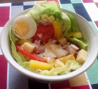 Hlávkový míchaný salát s tuňákem