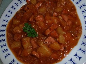 Bramborovo-dýňový buřtguláš Bramborovo-dýňový buřtguláš