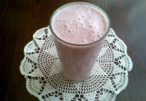 Jogurtovo-mléčný jahodový koktejl