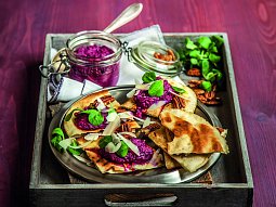 Pita chléb s pestem z červené řepy