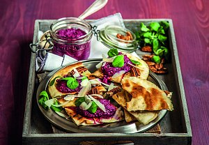 Pita chléb s pestem z červené řepy