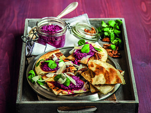 Pita chléb s pestem z červené řepy