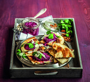 Pita chléb s pestem z červené řepy