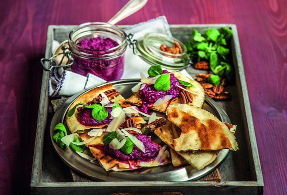 Pita chléb s pestem z červené řepy