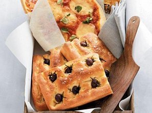 Focaccia s olivami a rozmarýnem