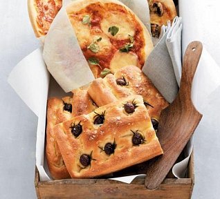 Focaccia s olivami a rozmarýnem