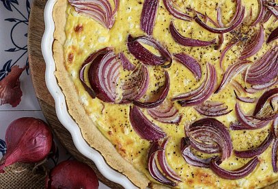 Cottage quiche s červenou cibulí