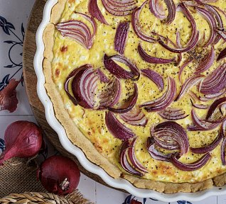Cottage quiche s červenou cibulí
