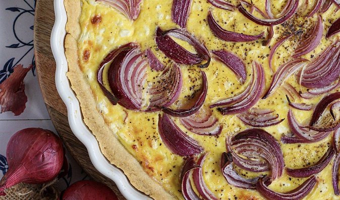 Cottage quiche s červenou cibulí