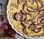 Cottage quiche s červenou cibulí
