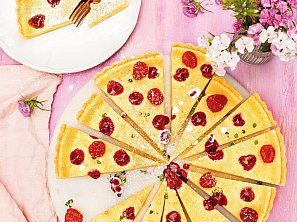 Křehký koláč s mascarpone a malinami